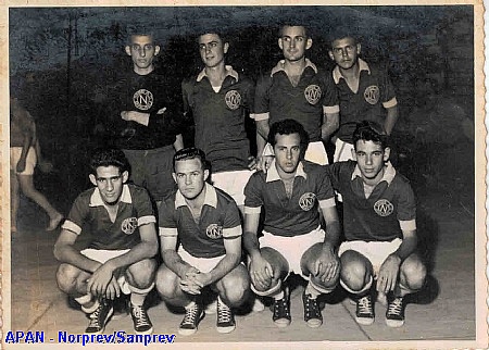 FONTE: Arquivo pessoal de Etalivio Martins. Bauru - 1956 - Abertura do Campeonato Bancrio de Futebol de Salo - Joo Canassi, Etalivio Martins, Oswaldo Munhoz, Swenson, Nelson, Roberto Rodrigues de Almeida, Hlio Firetti, Sidnei Luiz Firetti